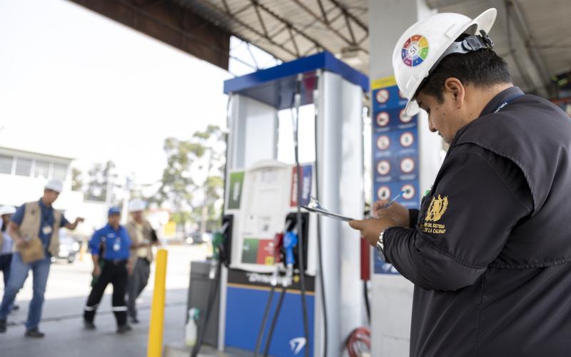 Técnico del CENAME realiza verificación de Combustibles 