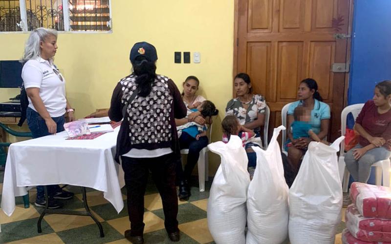 Entregan asistencia alimentaria a familias con niños en desnutrición aguda