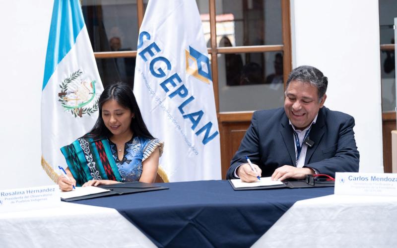 Carlos Mendoza, titular de SEGEPLAN) y Rosalina Hernández, representante del OPI, firmaron el convenio. 