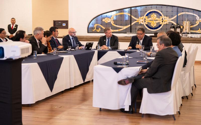 Participantes en la reunión de grupo de trabajo. 
