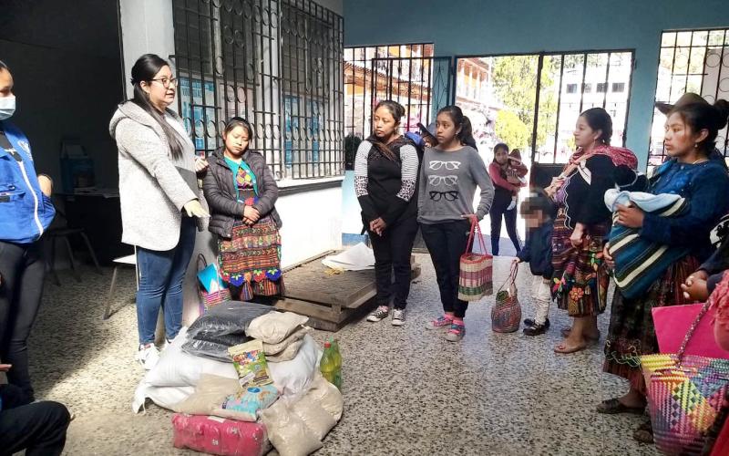 Familias con niños en desnutrición aguda reciben alimentos