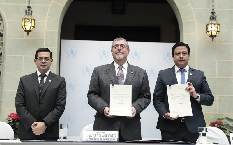 Presentan Iniciativas de Ley y acuerdos gubernativos para combatir la corrupción