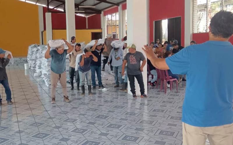 Semillas y fertilizantes para mejores cosechas gracias al Bono Campesino