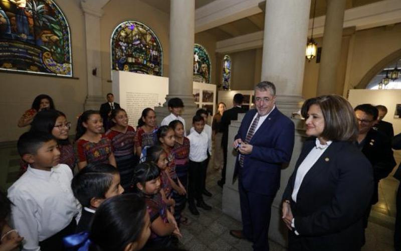 Durante la exposición fotográfica, Bernardo Arévalo y Karin Herrera compartieron con los guatemaltecos.