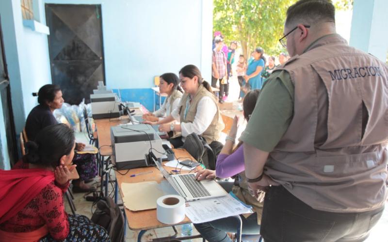 Migración brinda atención a personas desplazadas en Huehuetenango, durante su última visita del año