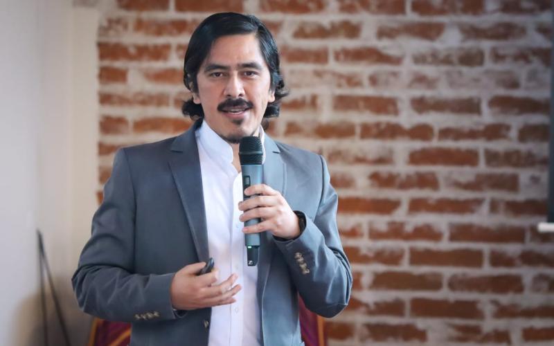 Rodrigo Sacahui, astrofísico, recibe el Premio Héroes de la Investigación 