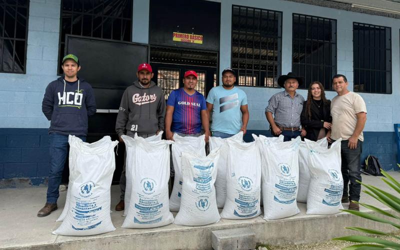 Agricultores de El Chal beneficiados con fertilizante