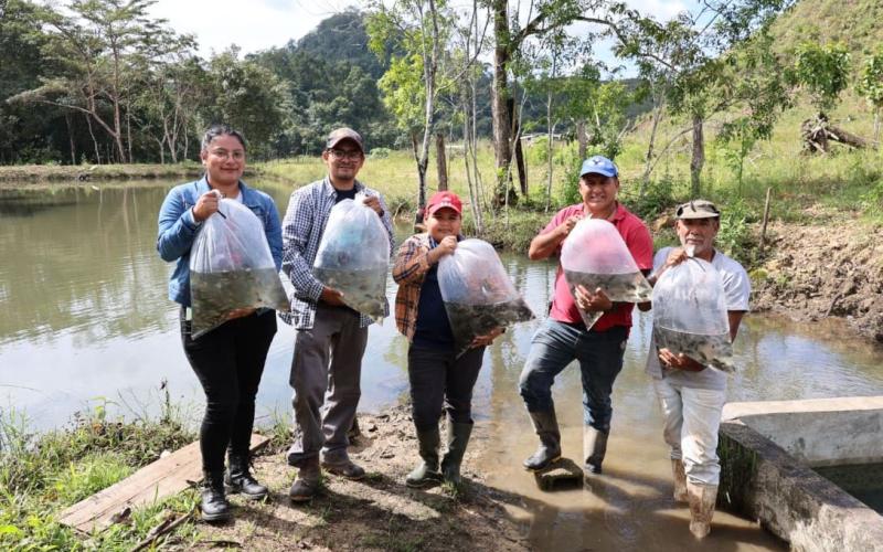 Entregan cuatro mil alevines a productores del caserío El Pañuelo, Poptún