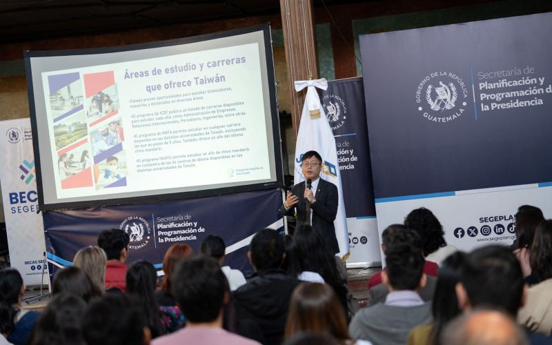 Martin Weng, de la Embajada de la República de China (Taiwán), brinda detalles sobre los programas de becas.