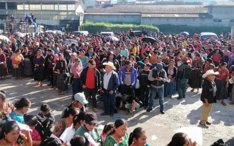 Campesinos de Alta Verapaz reciben Bono Campesino