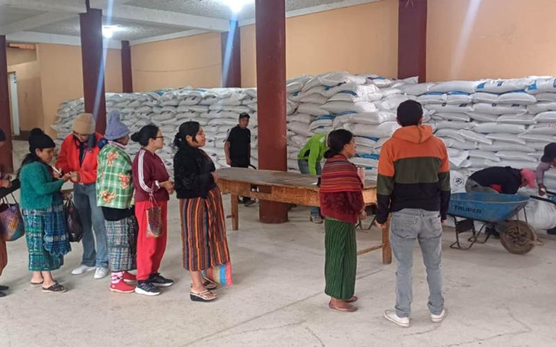 En Totonicapán reciben el Bono Campesino