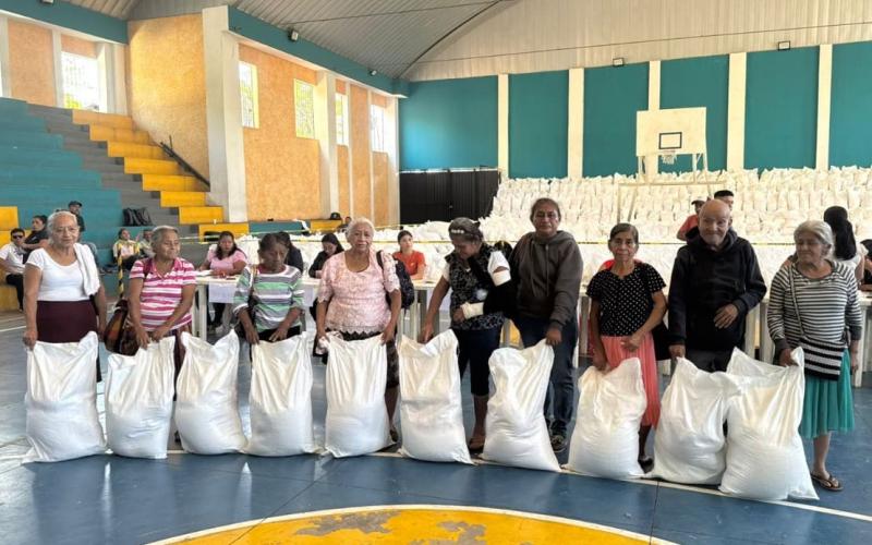 Se entregan alimentos para combatir la inseguridad alimentaria