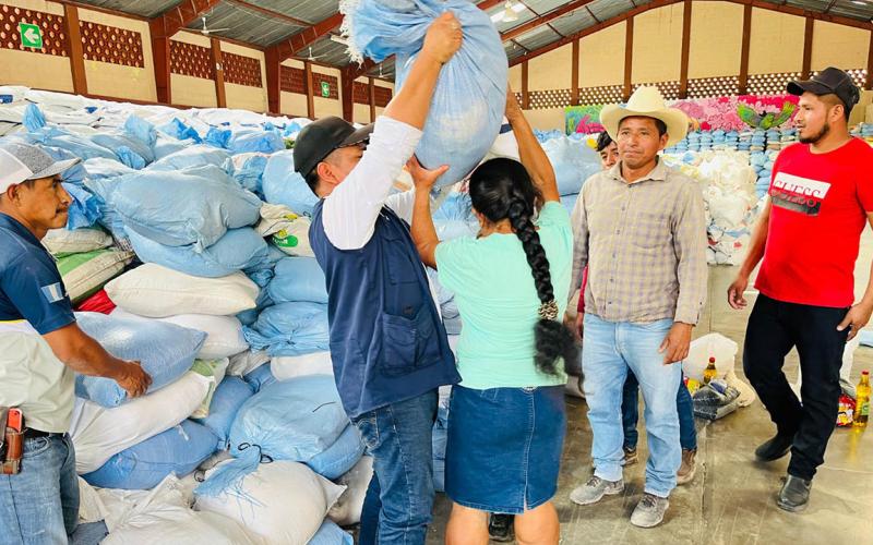 Entregan alimentos para más de ocho mil familias de Camotán