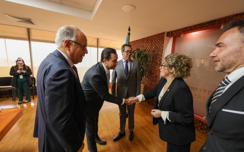 Ministra de Economía saludando a otros funcionarios