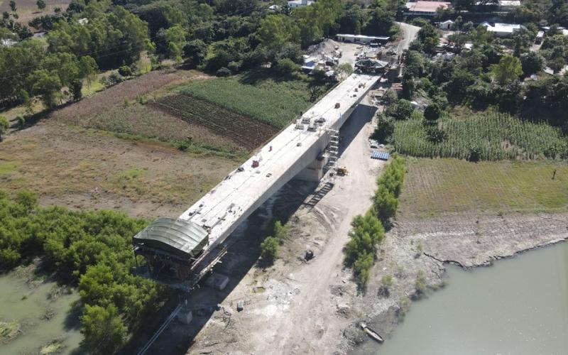 Avanzan los trabajos en el Puente Chitomax que conectará a comunidades para fortalecer el desarrollo en Baja Verapaz