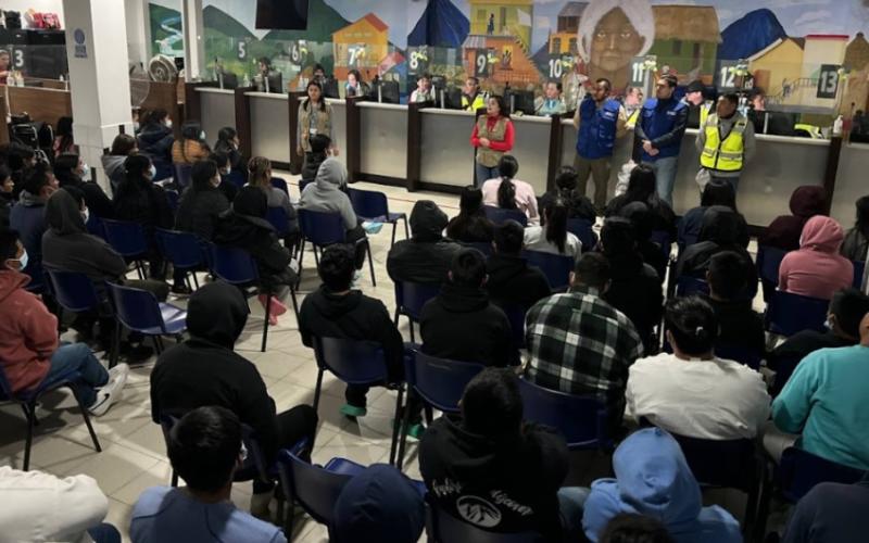 El Instituto Guatemalteco de Migración atiende a personas migrantes retornadas durante la madrugada