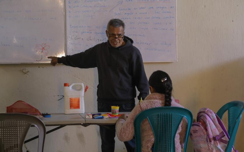 Sergio Nájera es uno de los profesores de Casa Joven Amatitlán quien destaca por ser voluntario.