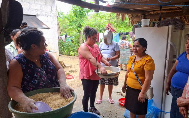 Aprenden a elaborar concentrado artesanal para aves en Poptún