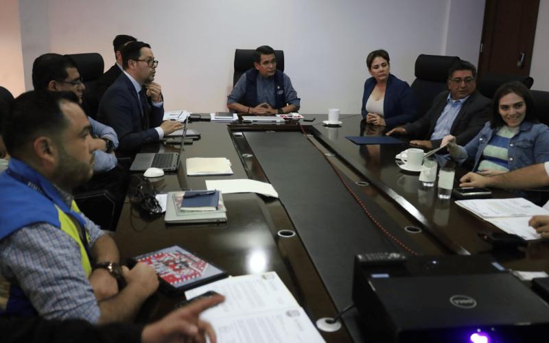 Ministro de Comunicaciones, Miguel Ángel Díaz, junto a viceministros y diputados de Izabal