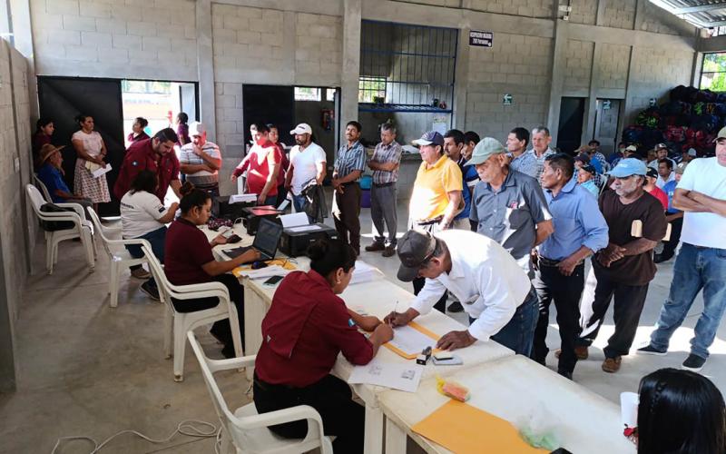 Continúa la entrega del Bono Campesino en Petén