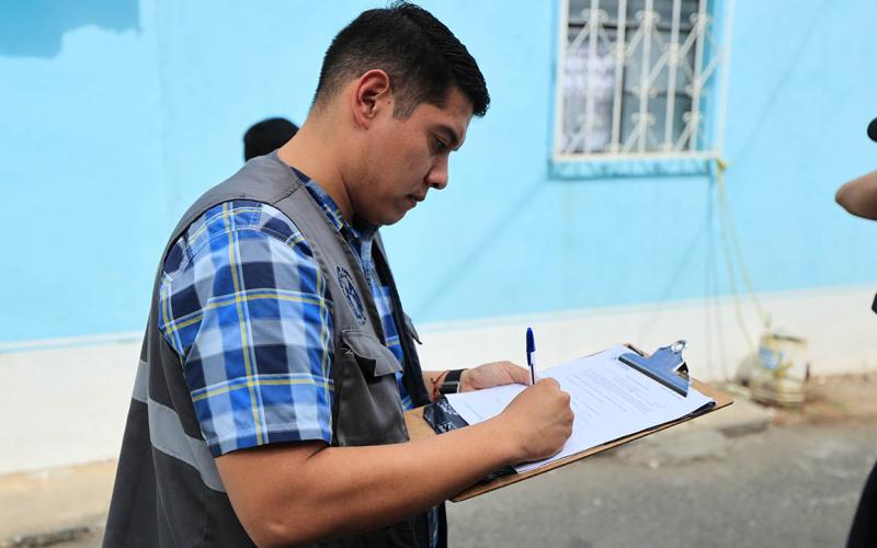 En Mixco entregan notificación por caso de Maltrato Animal