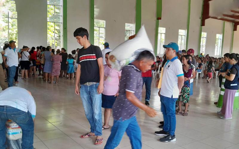 Familias en situación de inseguridad alimentaria reciben alimentos