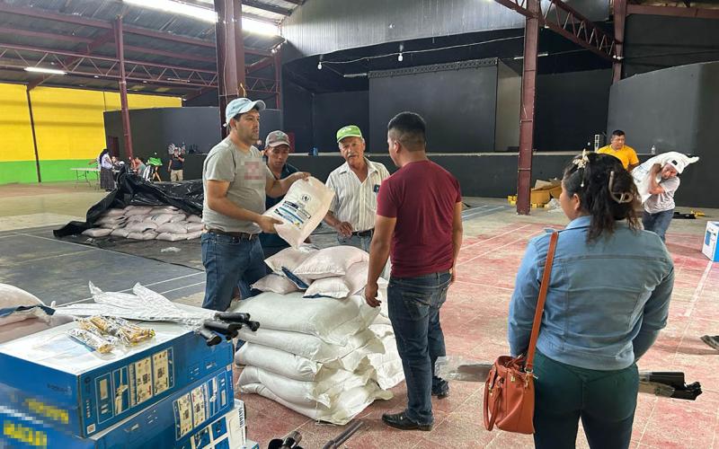 Más familias de Poptún reciben el Bono Campesino