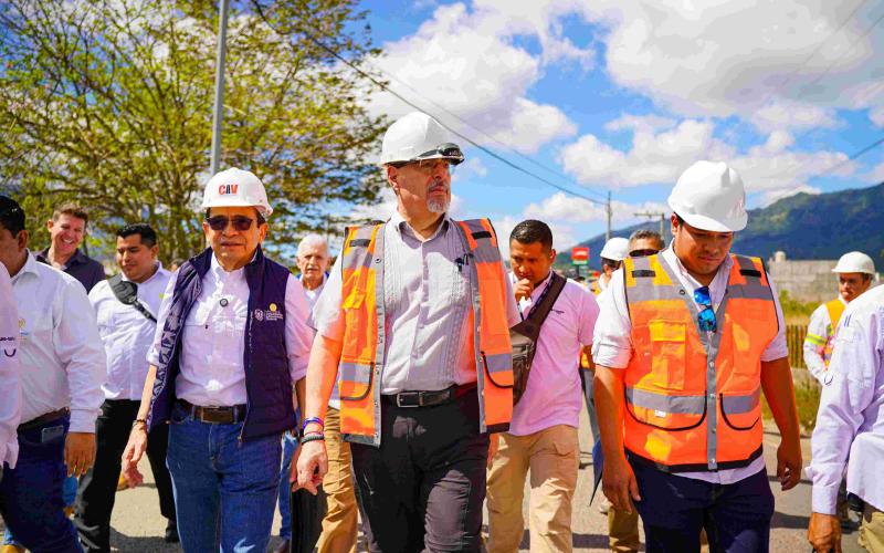 Presidente Bernardo Árevalo junto al Ministro de Comunicaciones Miguel Angel Bobadilla