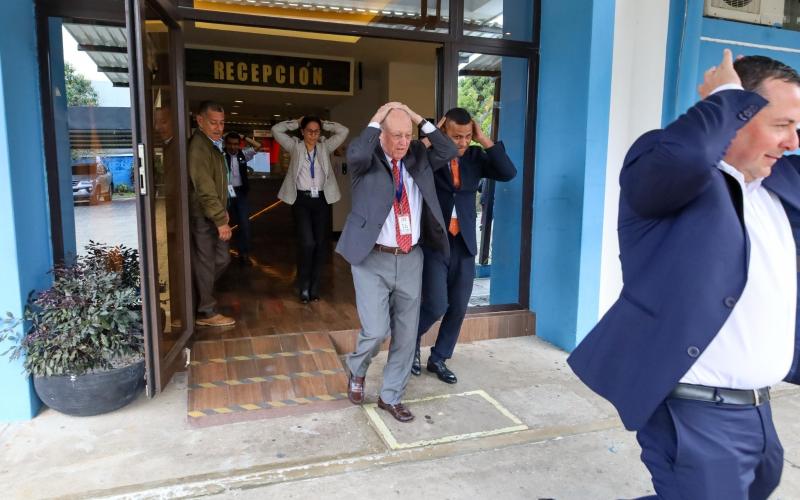 Personal del Ministerio realizando simulacro