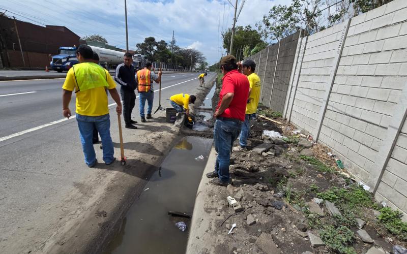 Personal de la Zona Vial 3 realiza limpieza de cunetas