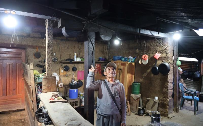 El INDE lleva luz y desarrollo a 397 familias del municipio de San Bartolomé Jocotenango, Quiché.