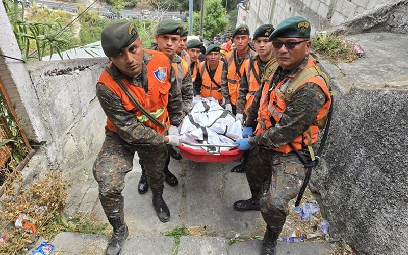Ejército de Guatemala apoya las operaciones de rescate de los cuerpos de las víctimas de un accidente vial en la calzada La Paz.