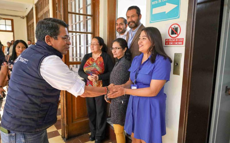 Ministro de Comunicaciones saludando