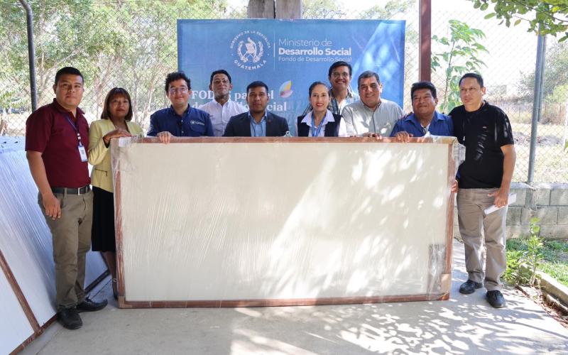 DIRECTOR DEL FODES, CARLOS ORANTES, ENTREGA DE DOTACIONES DE MOBILIARIO ESCOLAR