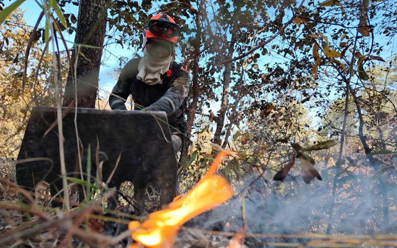Ejército de Guatemala contribuye en el sofocamiento de incendios registrados en Quiché y Huehuetenango.