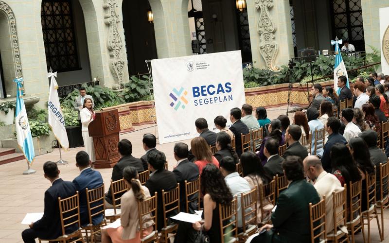 Entrega de becas se efectuó en el Palacio Nacional de la Cultura.
