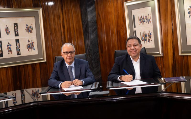 Sergio Silva, presidente de la junta directiva del CHN, y Carlos Mendoza, secretario de Planificación.