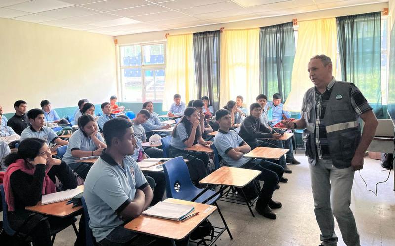 Estudiantes de reciben capacitación acerca del bienestar animal