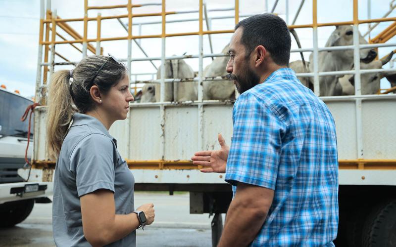 Experta de USDA conoce puestos de control y corrales para el combate del Gusano Barrenador del Ganado 