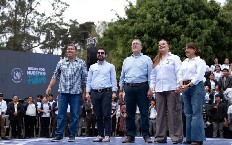 Lanzamiento de Becas por Nuestro Futuro estuvo a cargo del presidente Bernardo Arévalo, con acompañamiento de Carlos Mendoza, titular de SEGEPLAN, e Iliana Peña, subsecretaria de Cooperación.