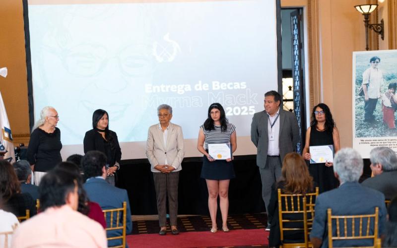 Autoridades y las dos estudiantes que obtuvieron la Beca Myrna Mack.