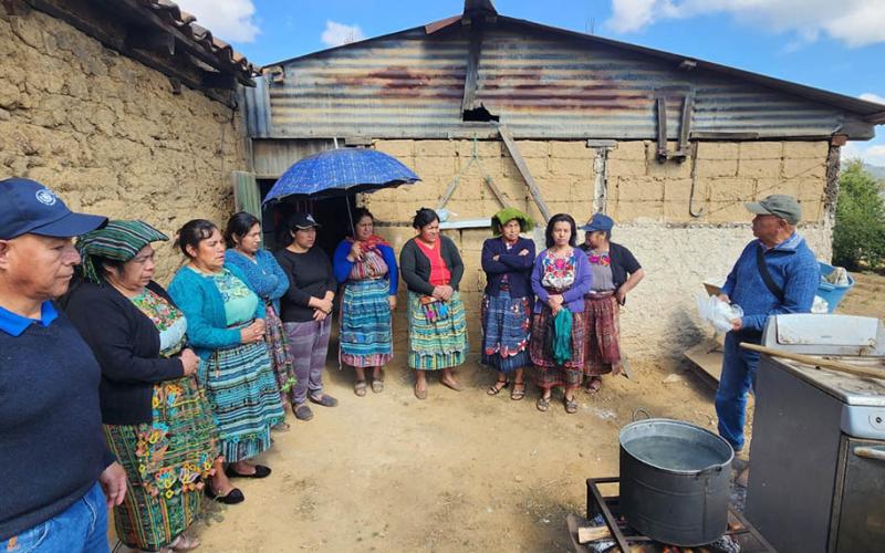 Familias agricultoras de Totonicapán aprenden a elaborar bioinsumos agrícolas