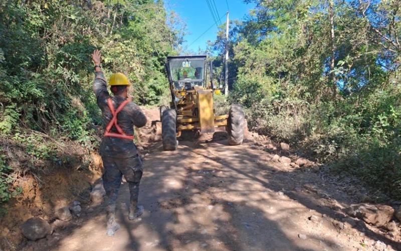 Ejército de Guatemala rehabilita la red vial terciaria en diez departamentos.