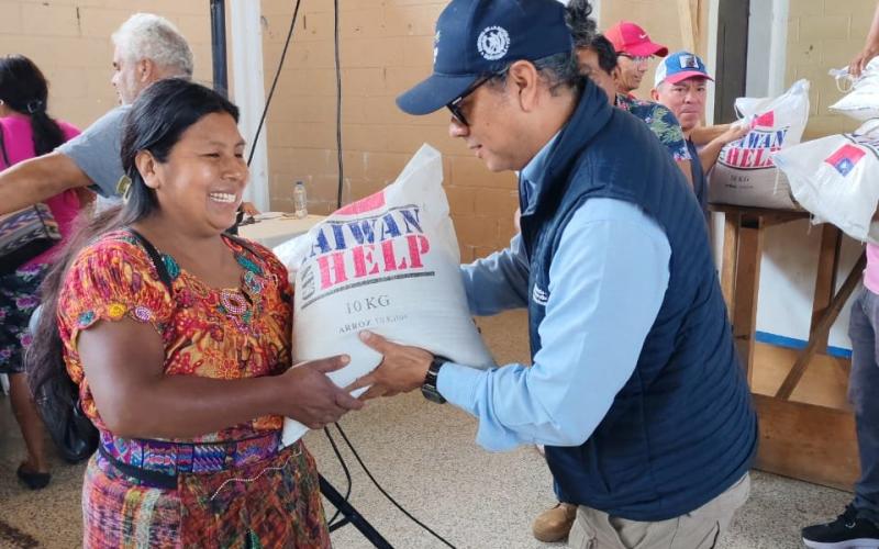 ENTREGA DE ARROZ POR SUBDIRECTOR FILOGONIO GOMEZ