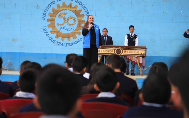 Ministra Anabella Giracca visita el Instituto de Educación Básica con Orientación Industrial en Quetzaltenango