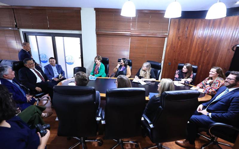 Intercambian experiencias en el campo de la industria lechera