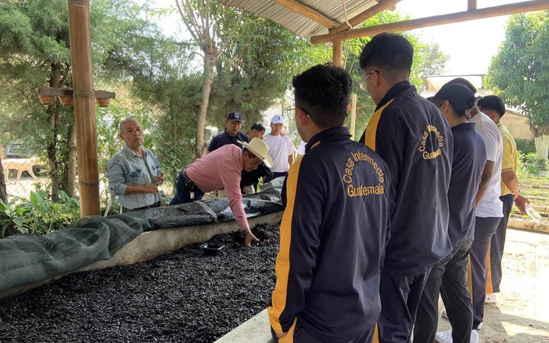 Jóvenes aprenden sobre la importancia de la agricultura y su impacto en el desarrollo