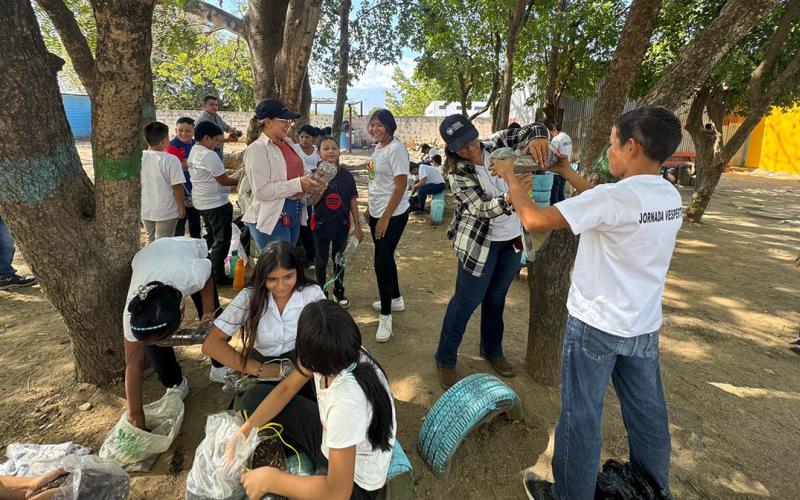La herramienta para el aprendizaje de la producción de alimentos: huertos escolares 