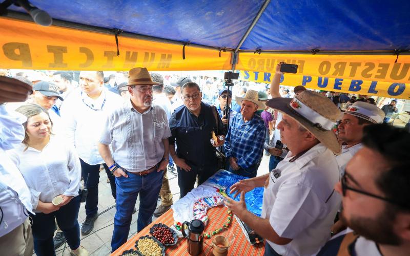 Presidente Arévalo respalda acciones en beneficio de los pequeños caficultores
