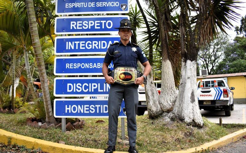 Brigadier de PROVIAL se corona campeón centroamericano de MMA